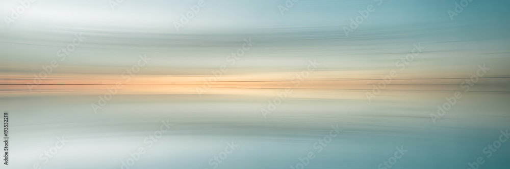 Obraz premium Tranquil Abstract Sunset Sky and Water Reflection with Gentle Motion Blur in Soft Pastel Hues and Horizon Line