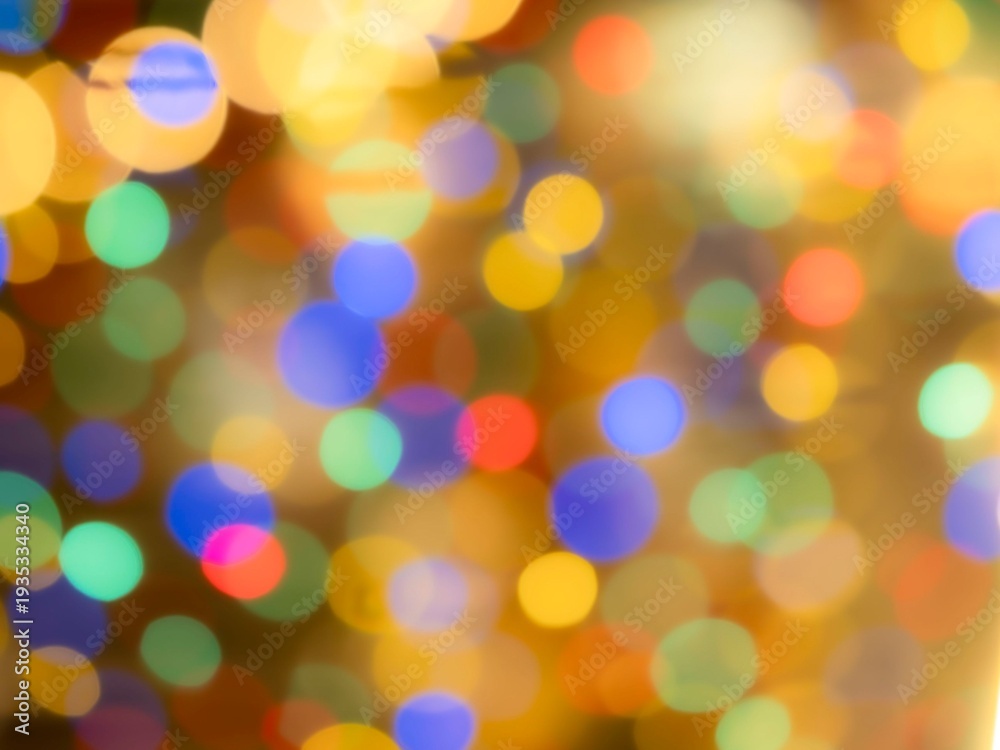 Fototapeta premium カラフルでランダムななイルミネーションのイメージ素材。たくさんの丸い光。ランダムな黄色い光と柔らかいボケ。賑やかで明るい季節のイベントのイメージ。ふんわりやわらかい金色のボケ