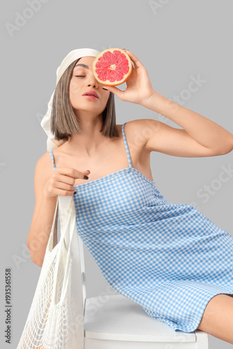 Stylish young woman with gr...
