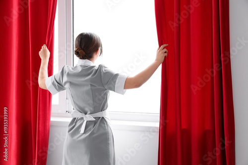 Young chambermaid opening r...