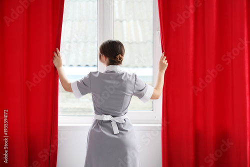 Young chambermaid opening r...