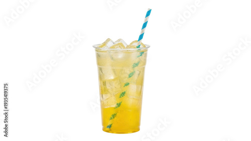 Foto Isolated yellow drink with ice cubes in plastic cup and blue straw, refreshingly