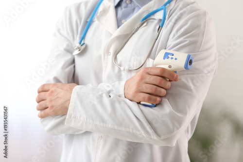 Male doctor with infrared t...