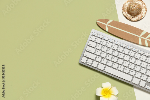 Computer keyboard with beac...
