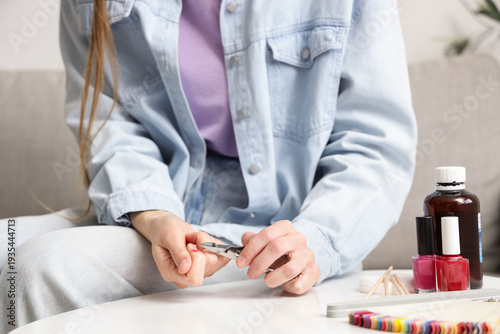 Young woman with injured fi...
