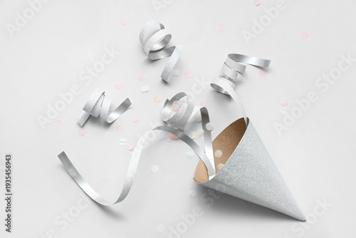 Schilderij op canvas Silver party hat with serpentine and confetti on grey background