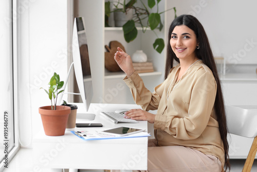 Pregnant businesswoman work...