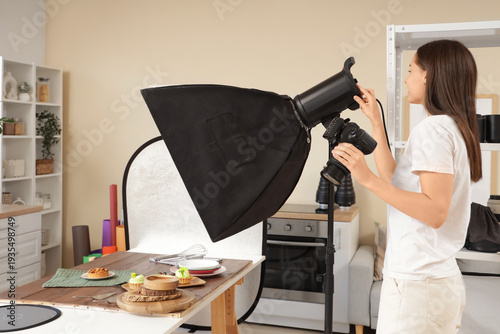 Young female food photograp...