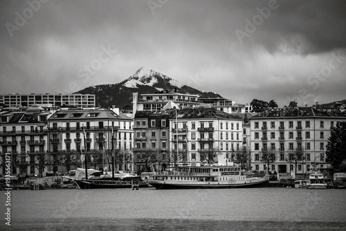 Bateau à roues à aubes amarré dans le port de Genève