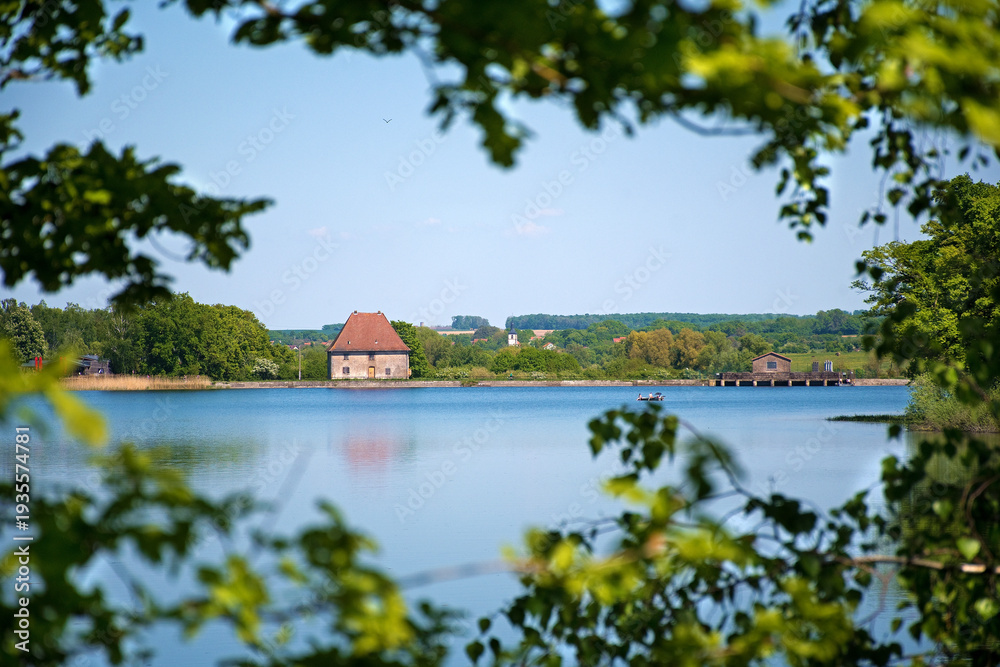 Obraz premium Der östliche Teil des Étang du Stock in der Nähe von Sarrebourg im Département Moselle, Frankreich. Panorama