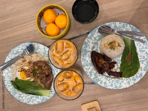 Valokuva Chinese food platter with drinks and meaty wagyu