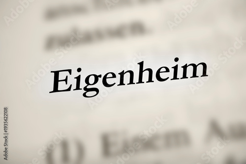 Eigenheim - schwarz-weiß Text, deutsches Wort