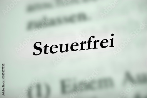 Steuerfrei - deutsches Textwort mit grünlichem Hintergrund