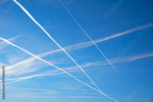 Cuadro en lienzo Blue sky crisscrossed with white contrails from airplanes