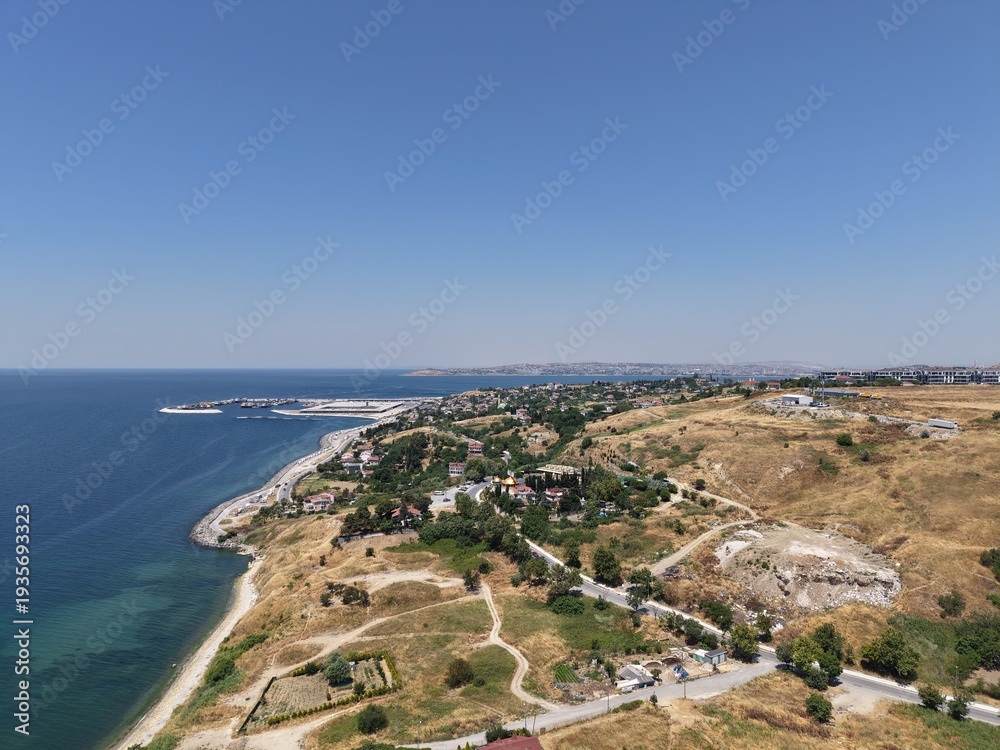 Obraz premium Aerial Panoramic View of Coastal Residential Neighborhood and Blue Sea Horizon