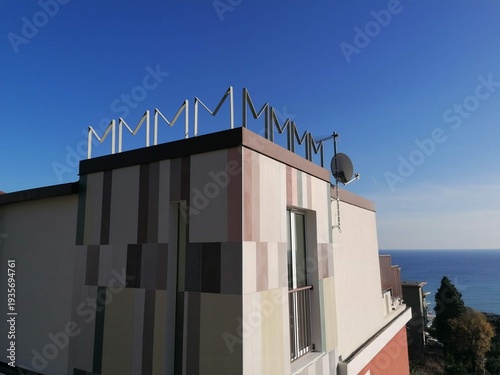 edificio dietro a ringhiera