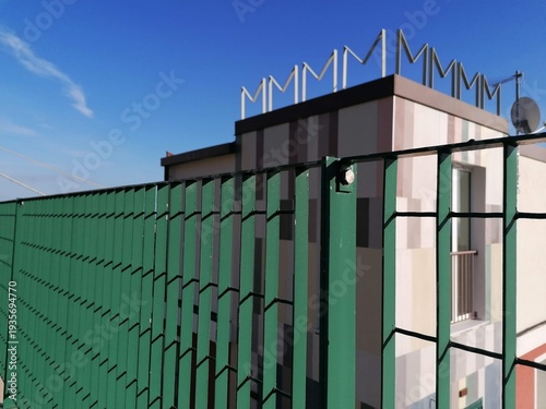 edificio dietro a ringhiera