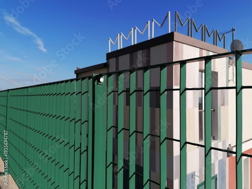 edificio dietro a ringhiera