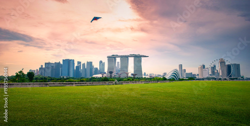 Bilde på lerret Singapore city Skyline and view of skyscrapers on Marina Barrage at sunset