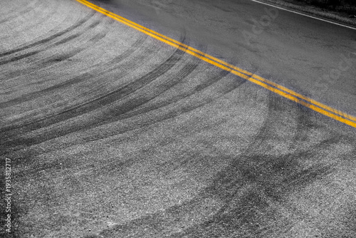 Foto Skid Marks or Tire Tracks on Road