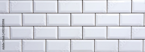 Textura de azulejos blancos biselados estilo metro, fondo limpio y brillante para diseño interior.