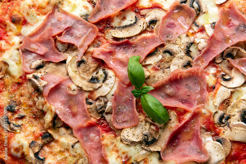 Pizza con funghi e prosciutto cotto, cibo italiano 