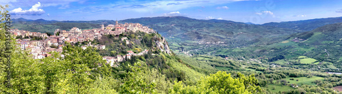 Foto panoramic view on old little village Castropignano in Abruzio italy perched on a