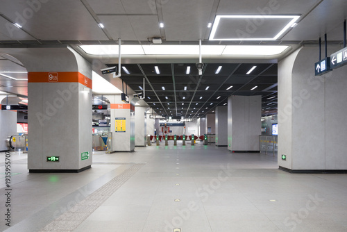 Slika na platnu Modern and spacious subway station concourse with clean architectural design and