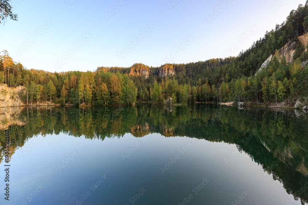 Obraz premium Mirror Lake Vyhlídková plošina, adrspach teplice rocks, Czech Republic