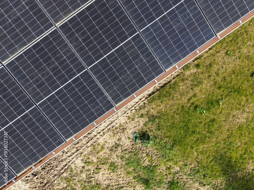 Vue aérienne de panneaux photovoltaïques en ombrière avec gazon – énergie solaire et infrastructure durable