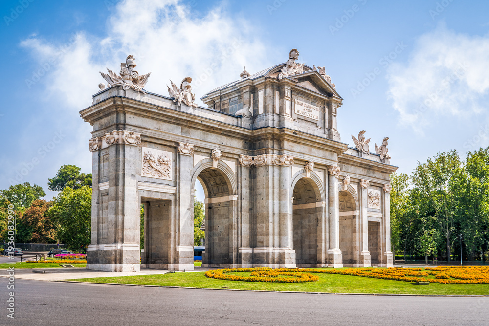 Fototapeta premium Victory Arch roundabout in Madrid