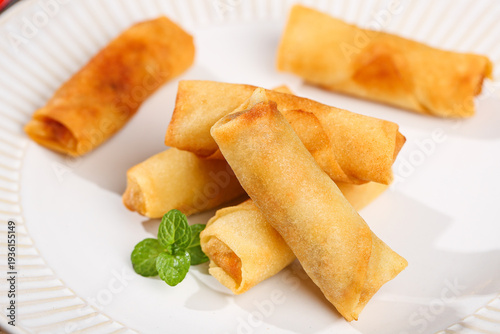Foto Golden Crispy Spring Rolls Filled with Vermicelli - Deep Fried Vegetarian Appeti