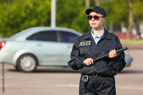 Female police officer in su...