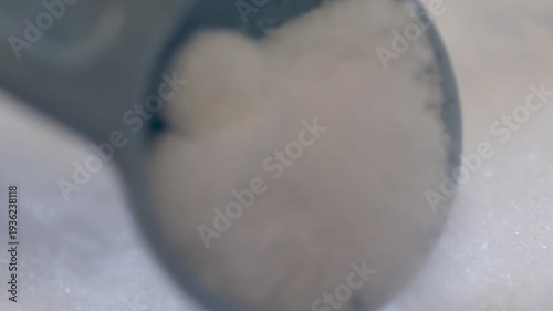 スプーンで塩をすくう