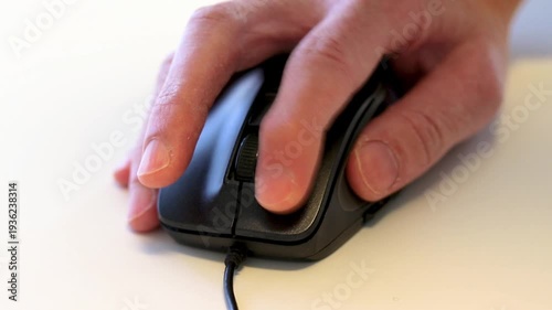 手でマウスを操作する