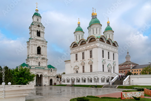 Cuadro en lienzo Cathedral of the Assumption of the Blessed Virgin Mary with a bell tower on the