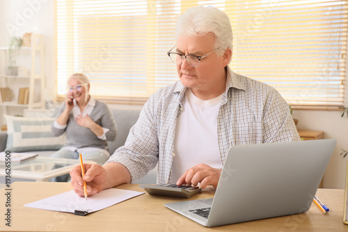 Senior man filling out refu...