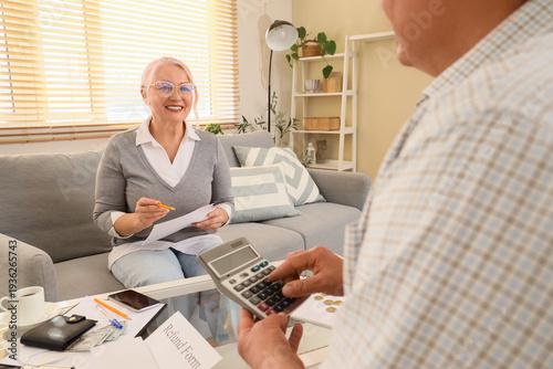 Senior couple with refund f...