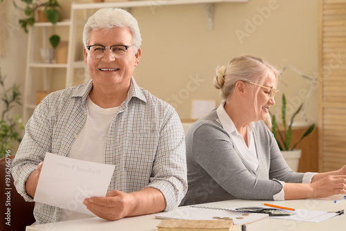 Senior couple with refund f...