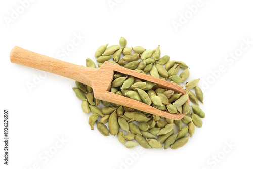 Wooden scoop with cardamom ...