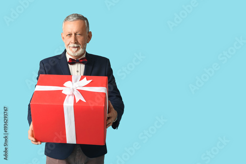 Handsome mature man in styl...