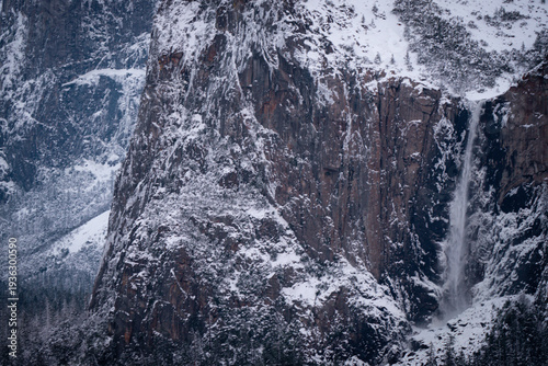Valokuva Bridalveil Falls and Yosemite Valley view from Tunnel View in February winter sn