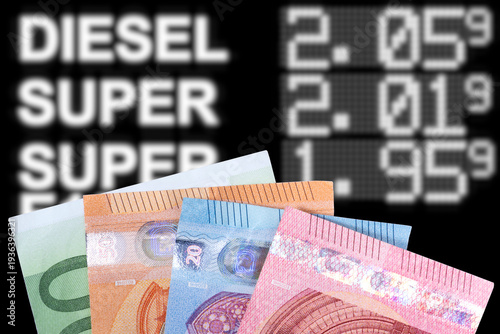 Euro Geldscheine und Preistafel an einer Tankstelle, die hohe Kraftstoffpreise anzeigt. 