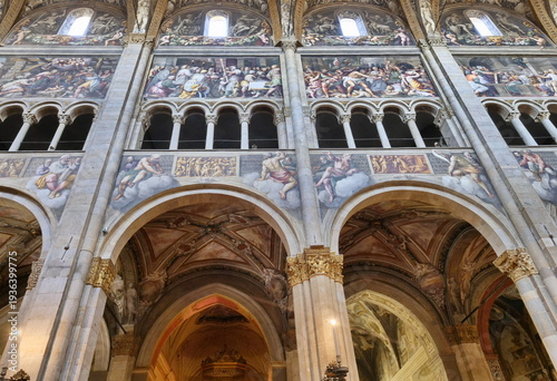Foto The Parma cathedral larelal view: Correggio frescoes and artworks details