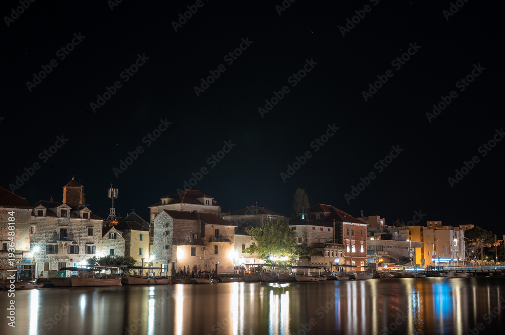 Obraz premium Omis Croatia waterfront at night with reflections