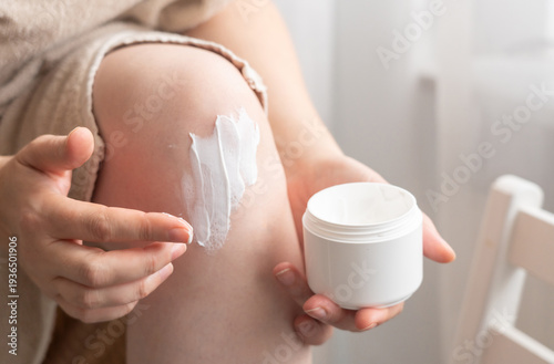Fotografía Cream on knee skin