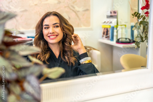 Foto Happy woman experiencing a fresh hairstyle at salon