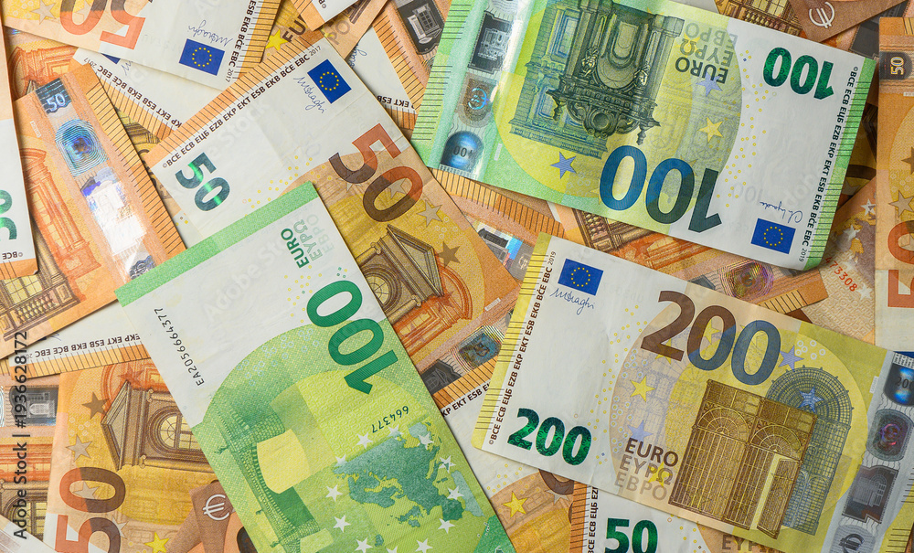 Obraz premium Euro money in denominations of 10, 20, 50, 100, and 200 banknotes, symbolizing wealth, savings, international payments, and financial stability.