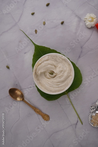 Foto Traditional Indian dessert Elaichi Shrikhand served in a rustic bowl, garnished with saffron strands and chopped pistachios