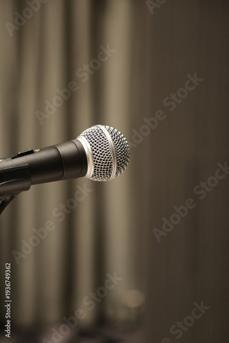 ステージマイクのクローズアップ（講演・スピーチ・音声収録イメージ）縦長